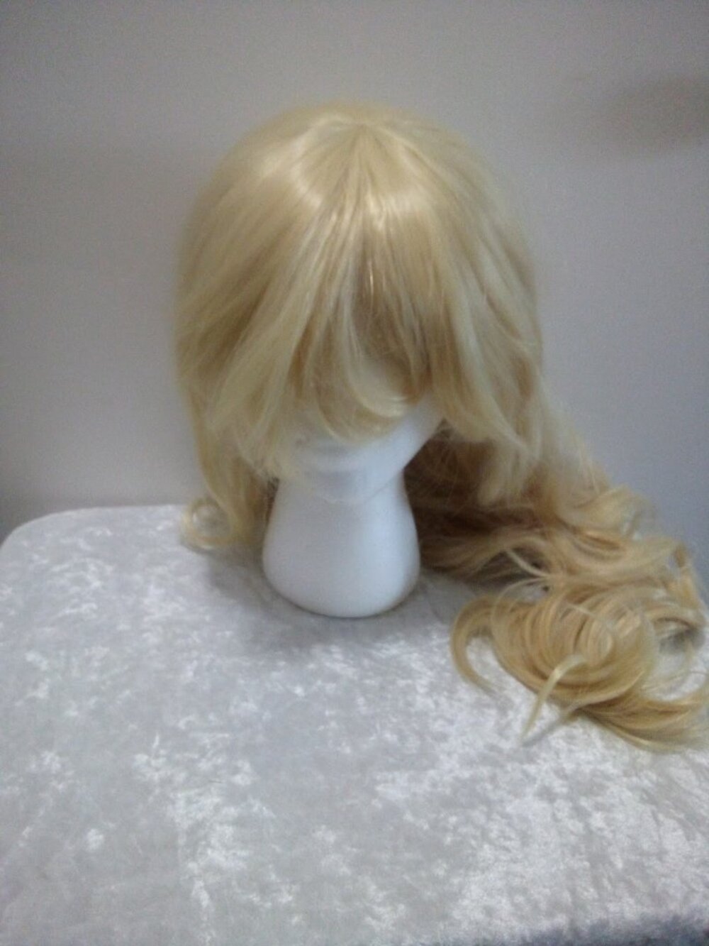 Kispatti Blonde Synthetic Wig With Sea Shell Hair Piece